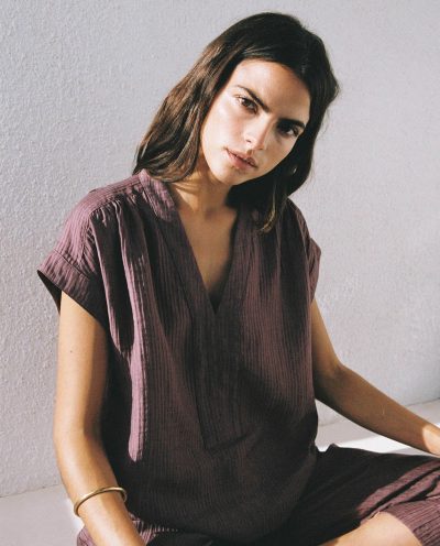 Blusa ondulaciones cuello pico