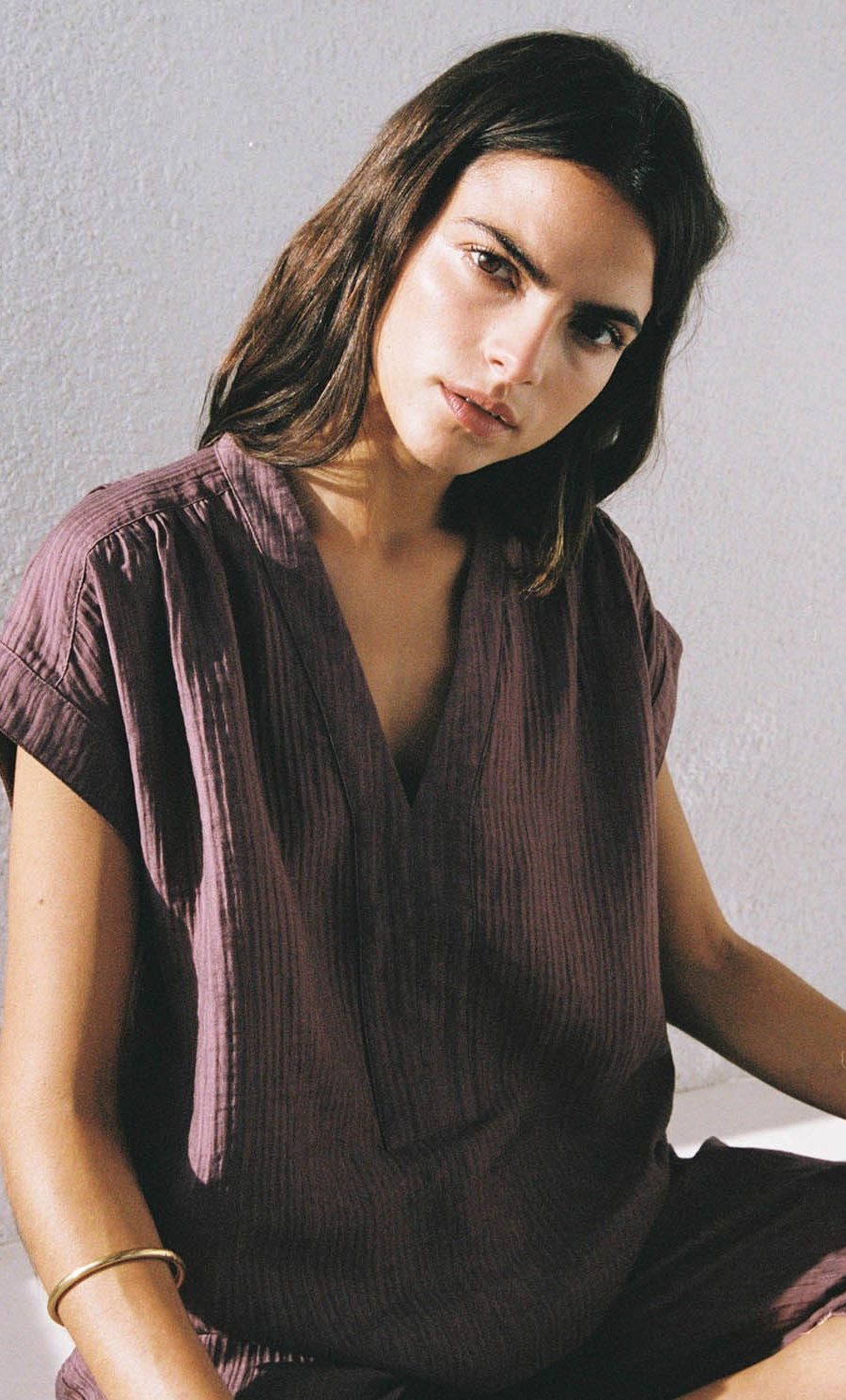 Blusa ondulaciones cuello pico