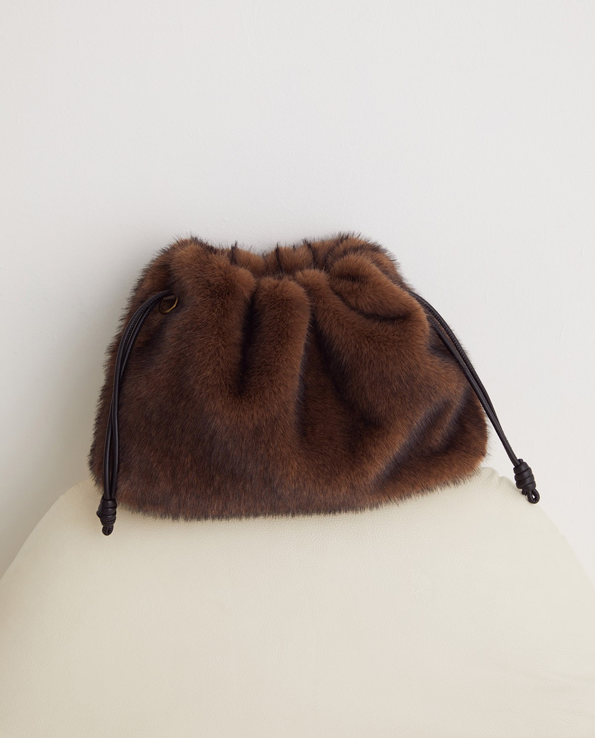 YERSE - Bolso pelo y asas de piel ajustable