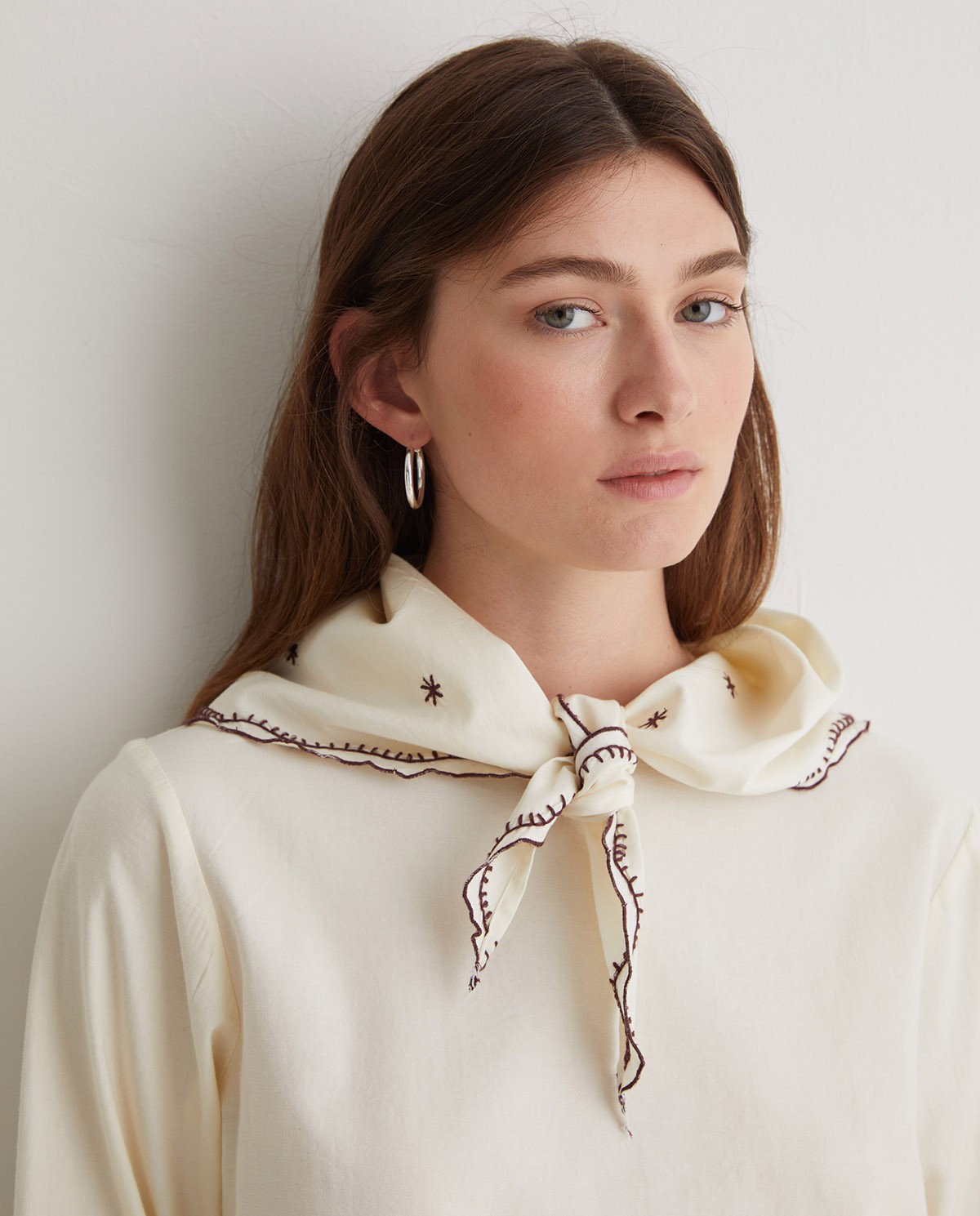YERSE - Blusa pañuelo extraíble