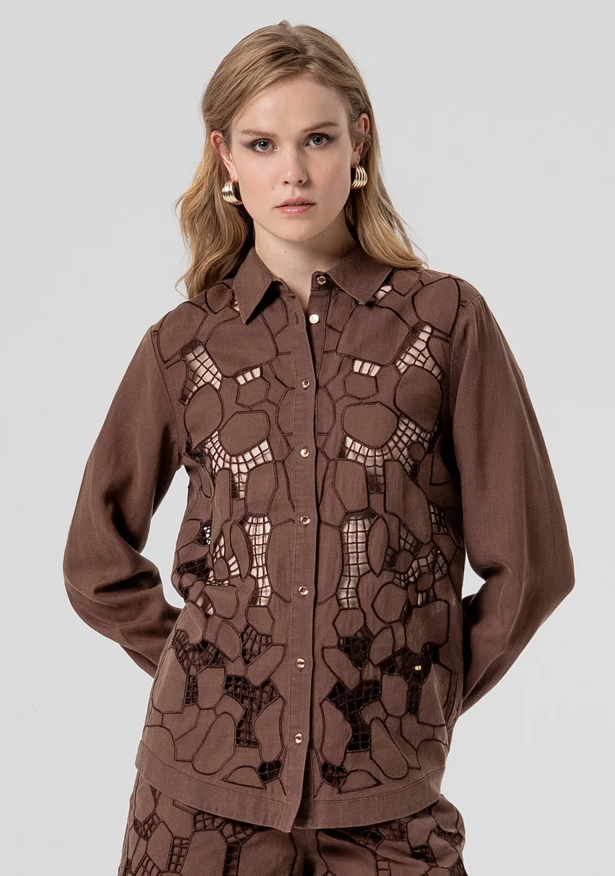 FRACOMINA - Camisa regular fit con bordados realizada en tencel y lino