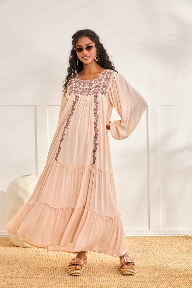 NÜD - Vestido escote cuadrado bordados