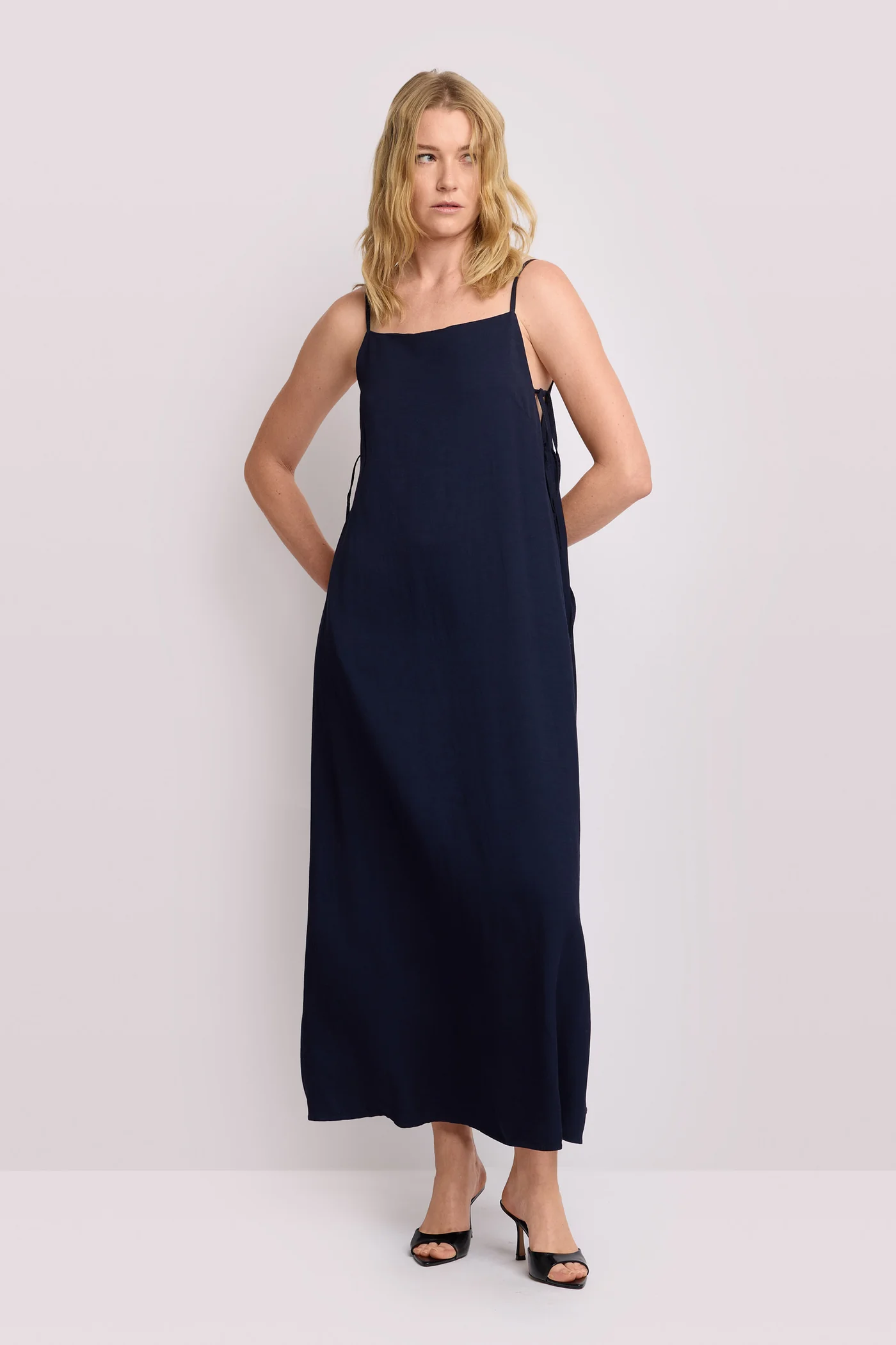 KOCCA - Vestido largo fluido con lazadas - Vestido JUVIAN