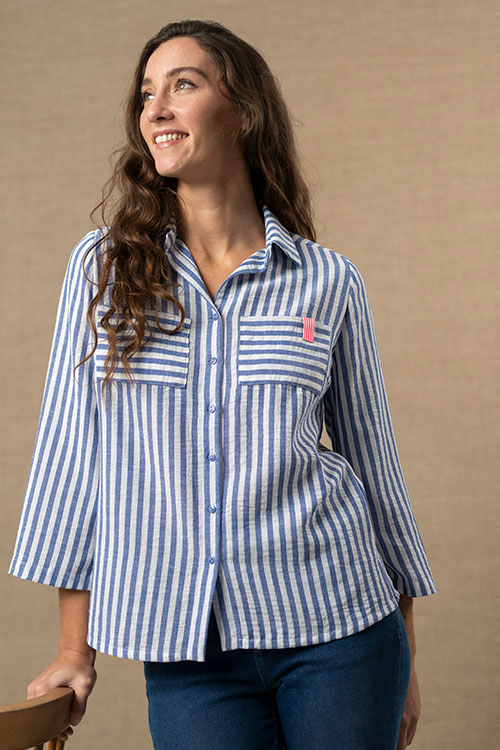 HONGO - Camisa de rayas azules con bolsillos frontales