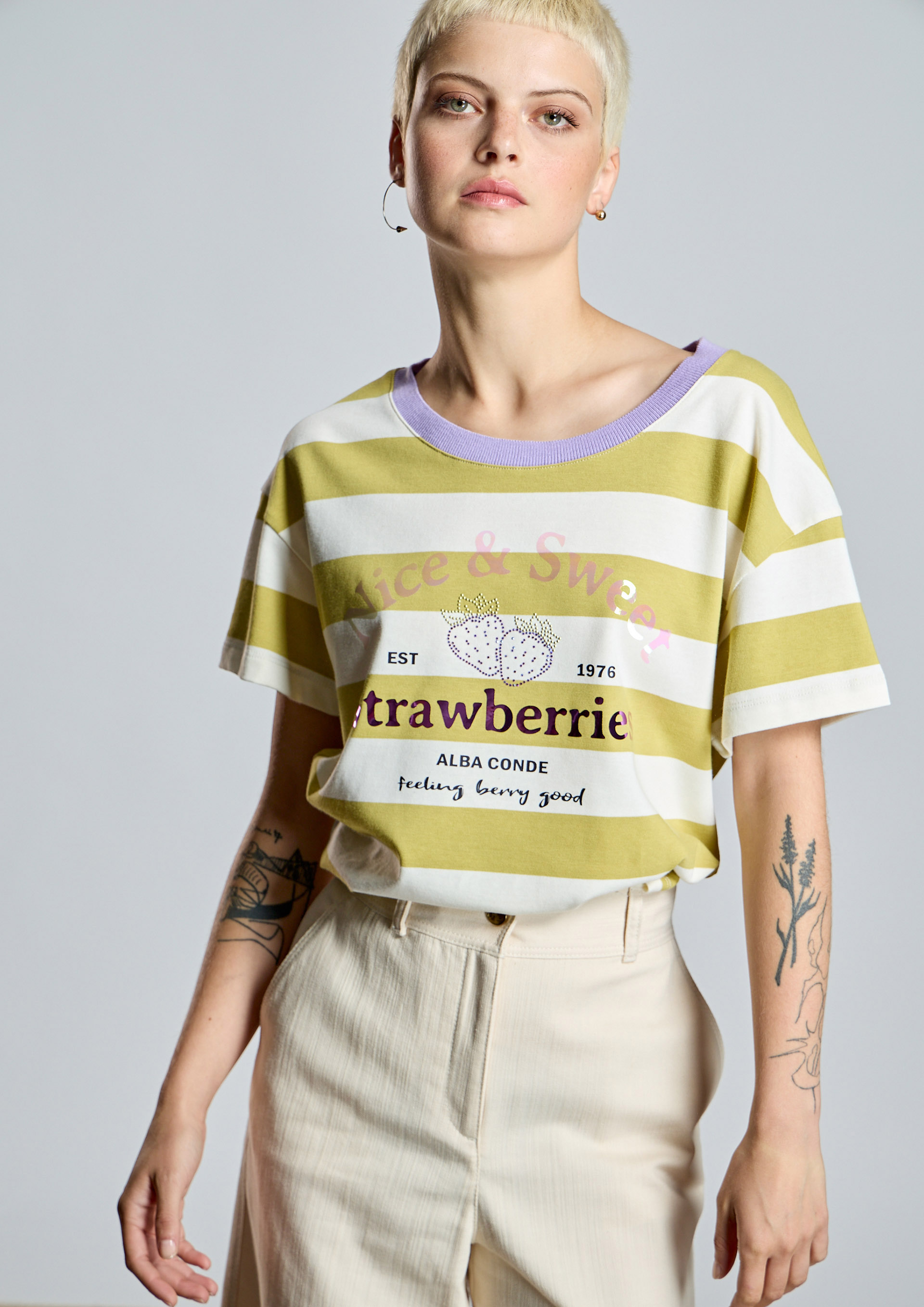 ALBA CONDE - Camiseta de rayas cruda y oliva