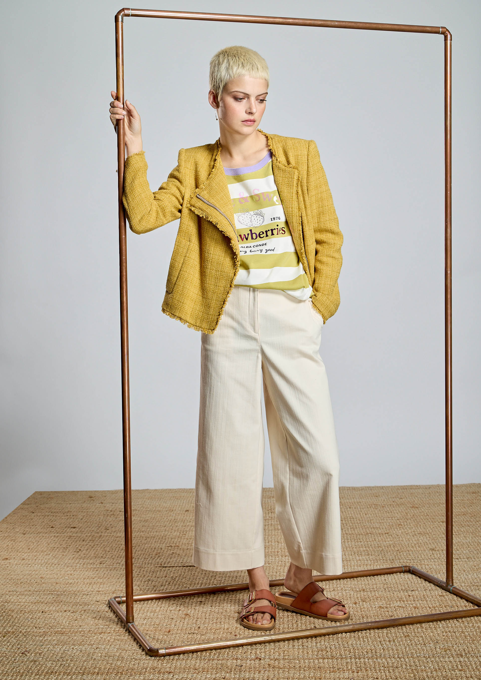 ALBA CONDE - Camiseta de rayas cruda y oliva - Imagen 2