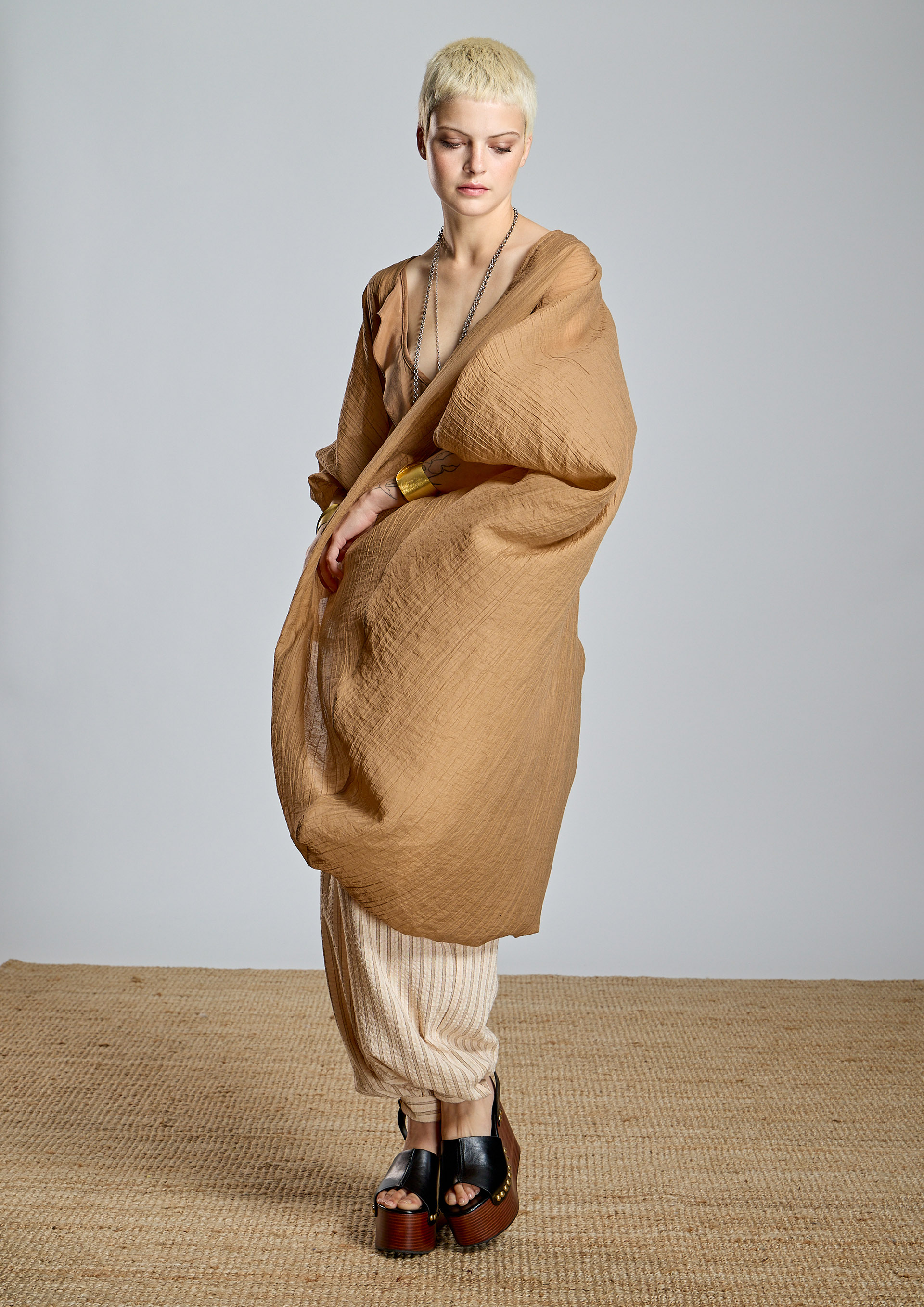 ALBA CONDE - Kimono fluido camel - Imagen 3