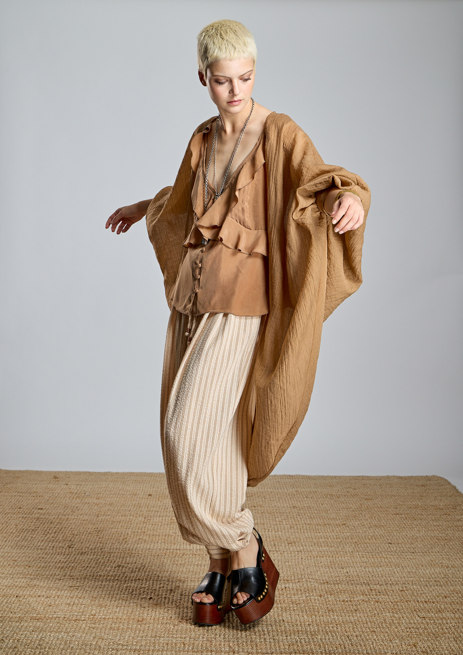 ALBA CONDE - Kimono fluido camel - Imagen 2