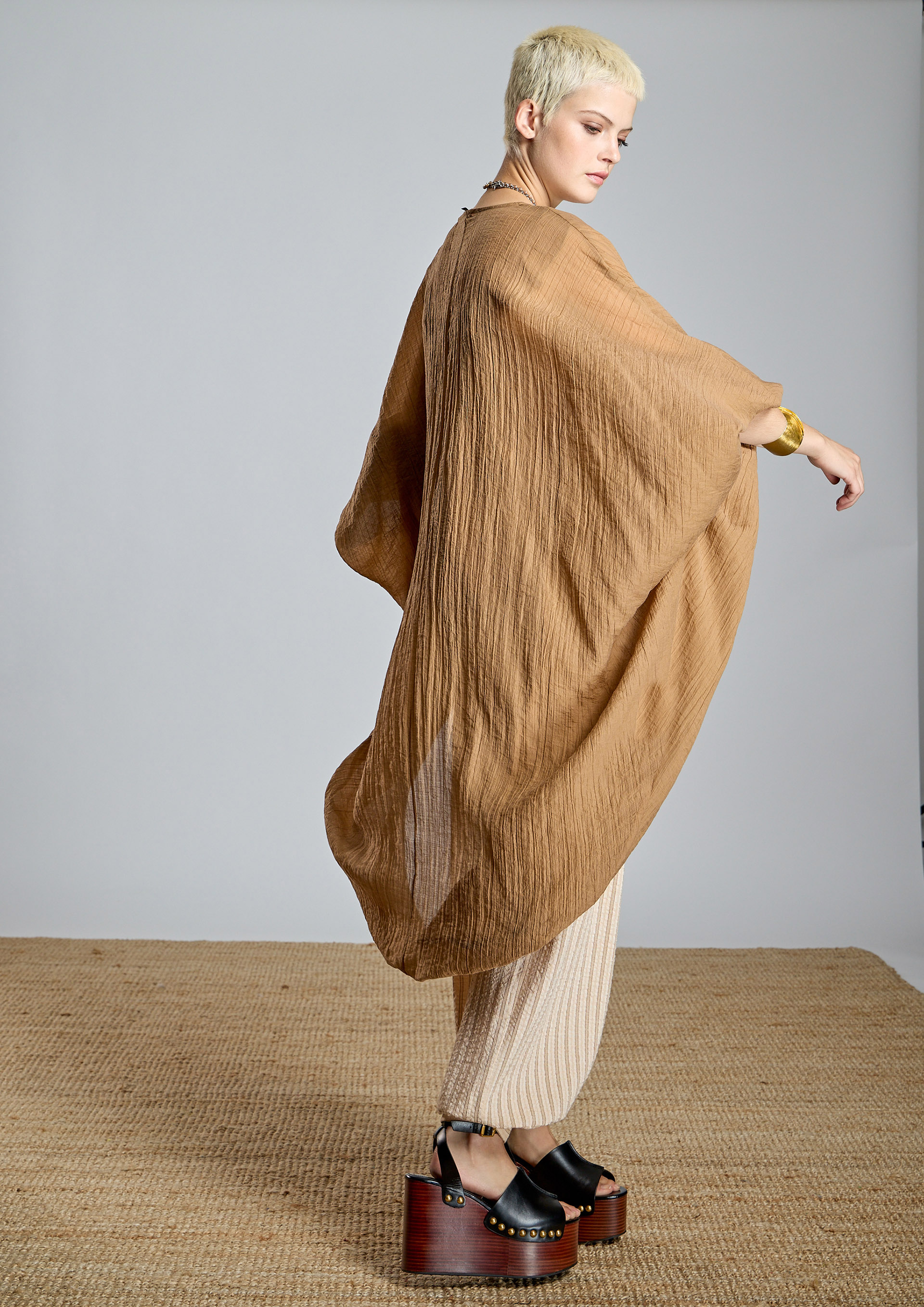 ALBA CONDE - Kimono fluido camel - Imagen 4
