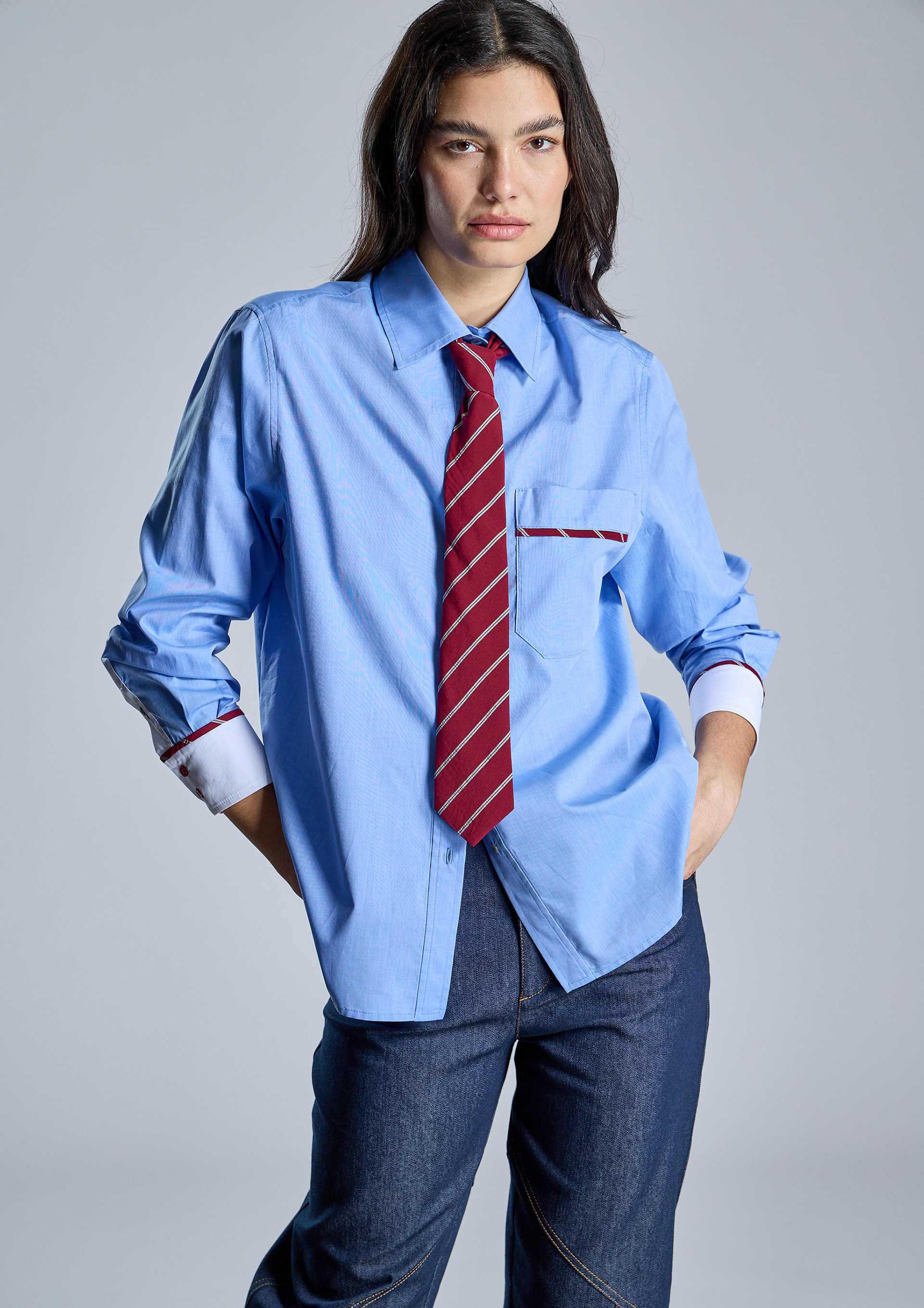 ALBA CONDE · Camisa azul de lunares con corbata granate