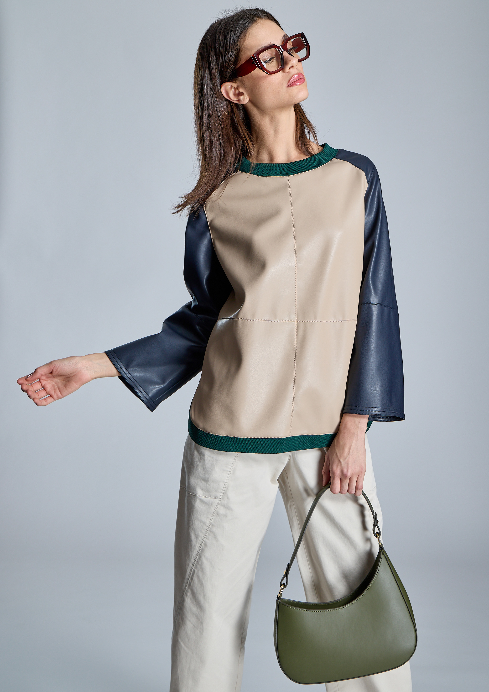 ALBA CONDE · Blusa de ecopiel beige con mangas azul marino