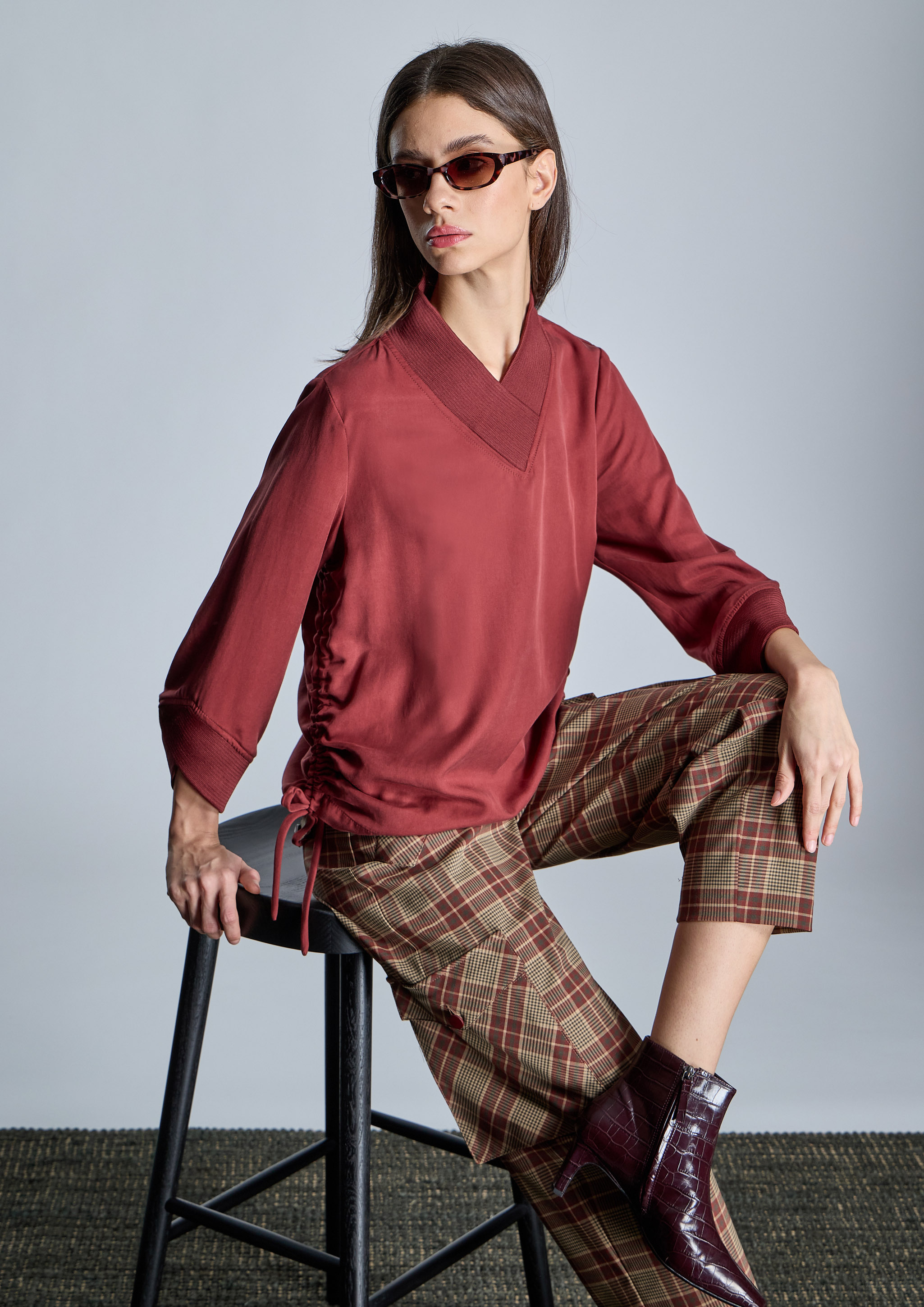 ALBA CONDE · Blusa granate de viscosa con frunce lateral