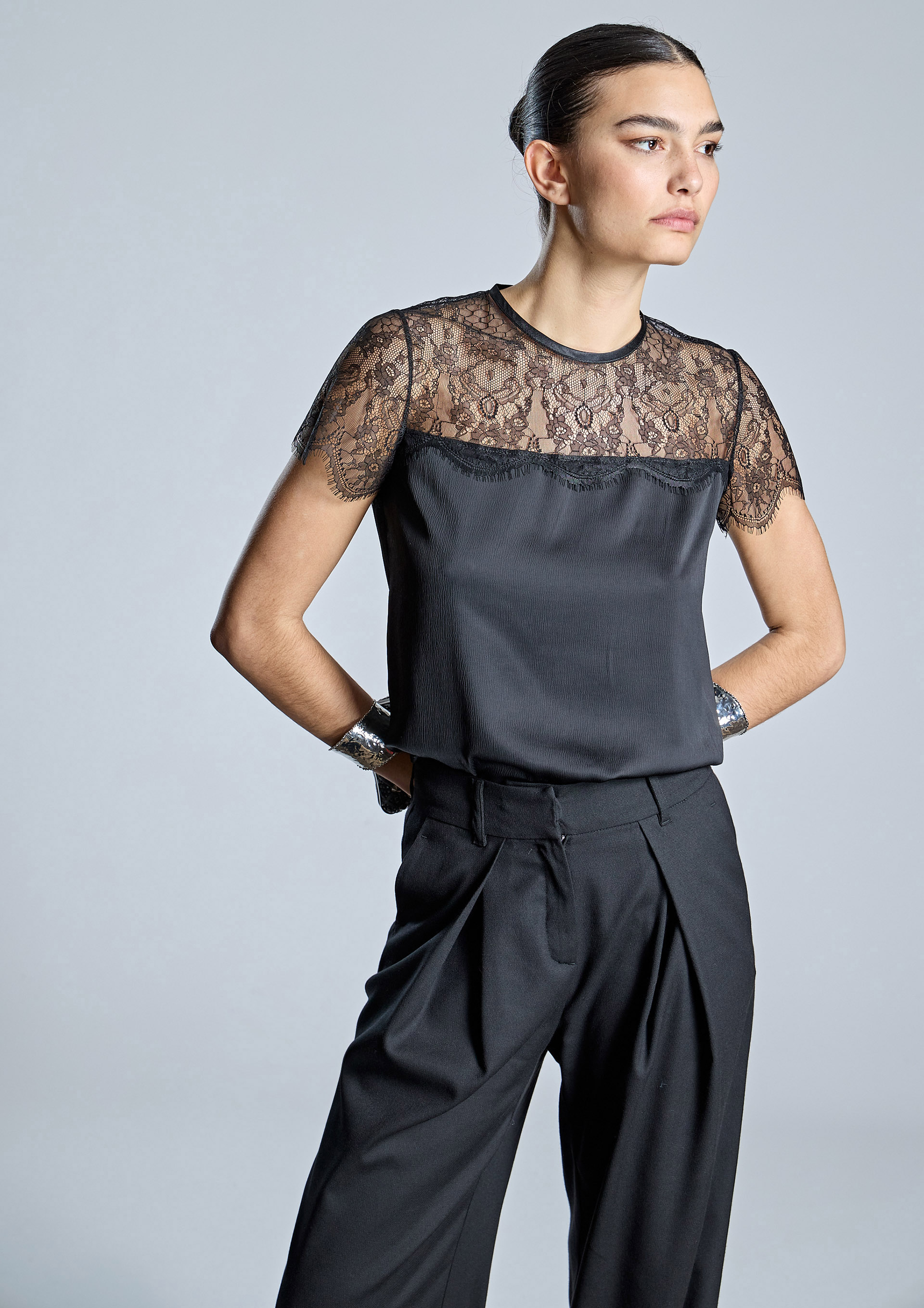 ALBA CONDE · Blusa negra de manga corta con encaje floral