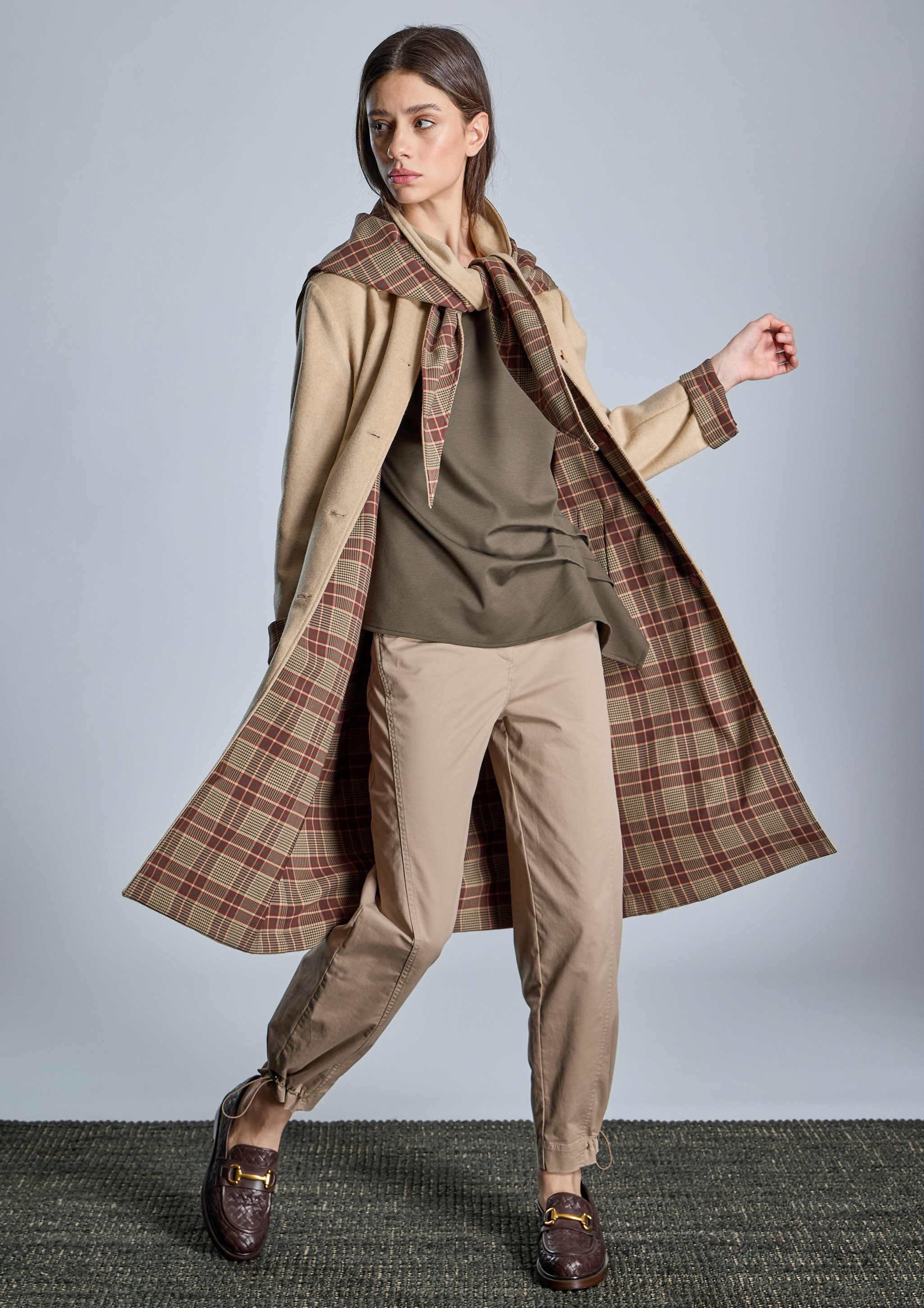 ALBA CONDE · Abrigo gabardina reversible beige y cuadros