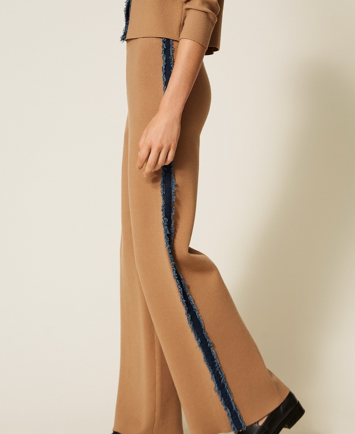 TWINSET · Pantalón de punto con pasamanería vaquera - Imagen 4