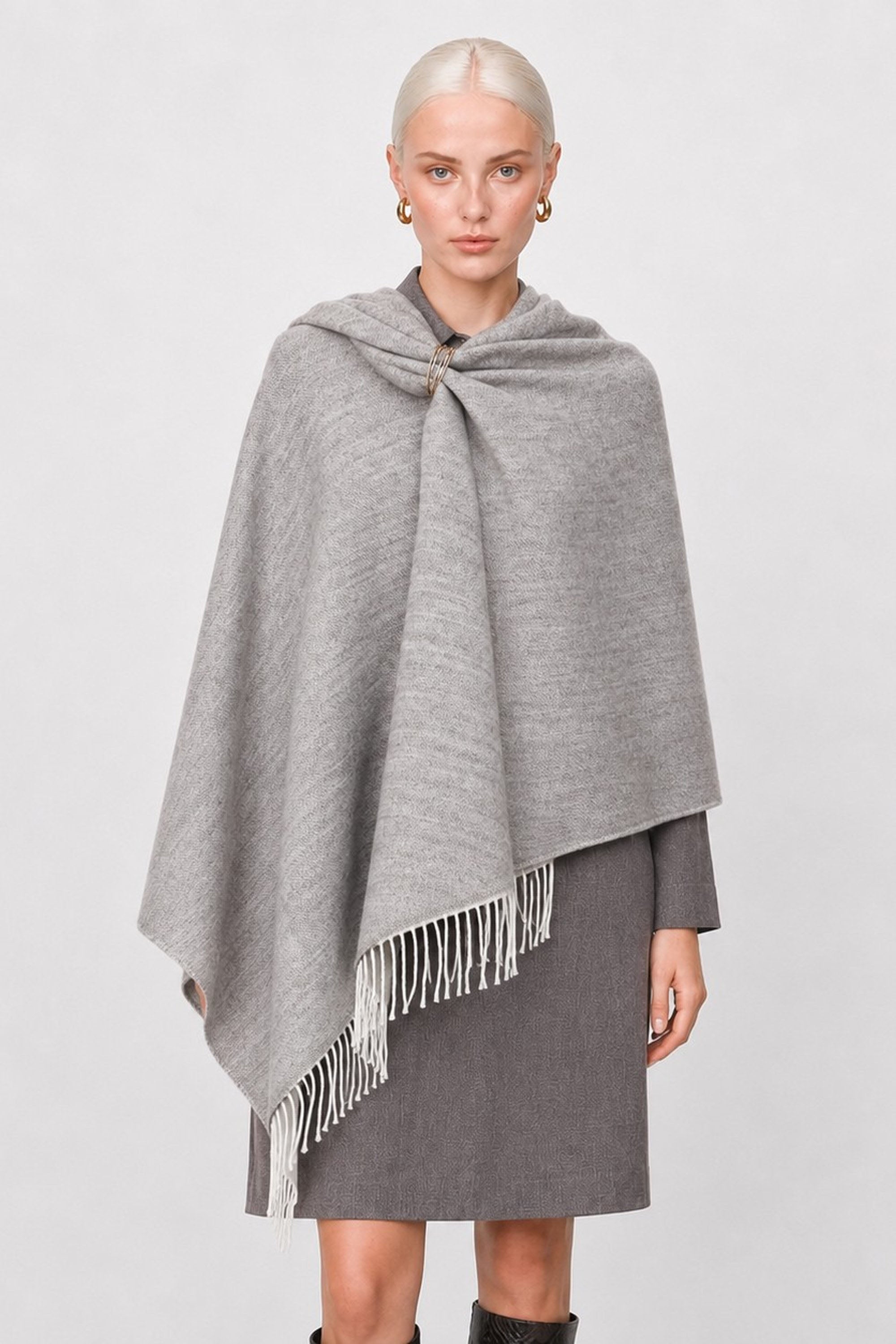 KOCCA · Capa con broche y flecos · Ornello