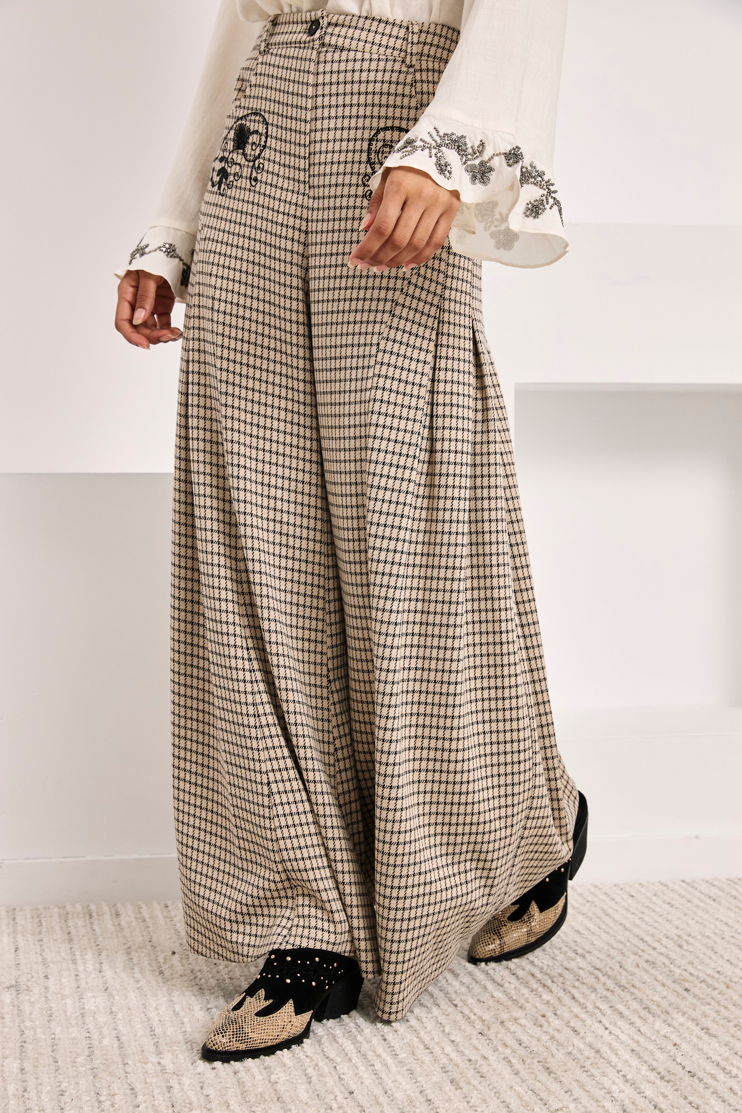 NEKANE · Pantalón palazzo de cuadros bordado