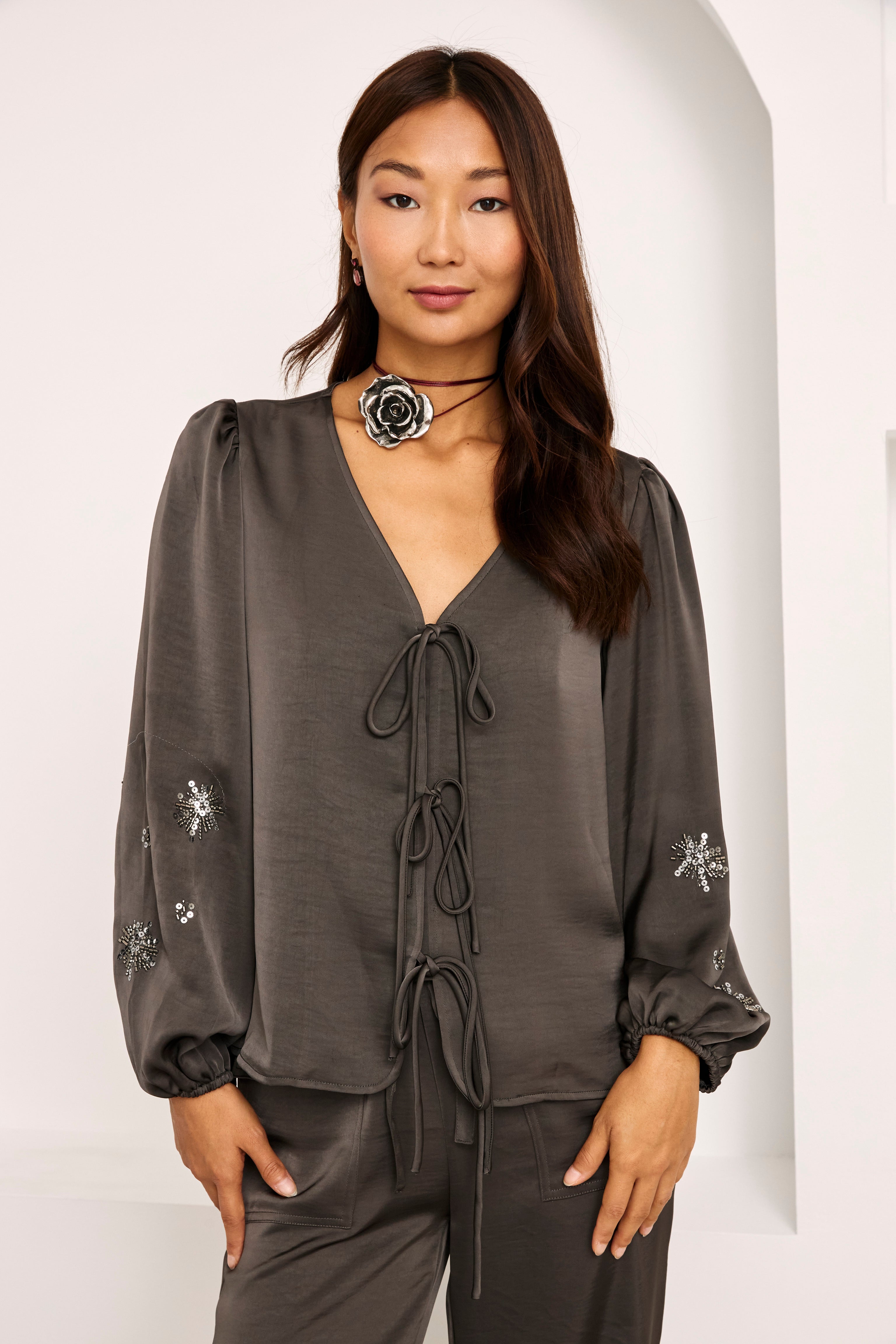 NEKANE · Blusa sedosa con cuentas