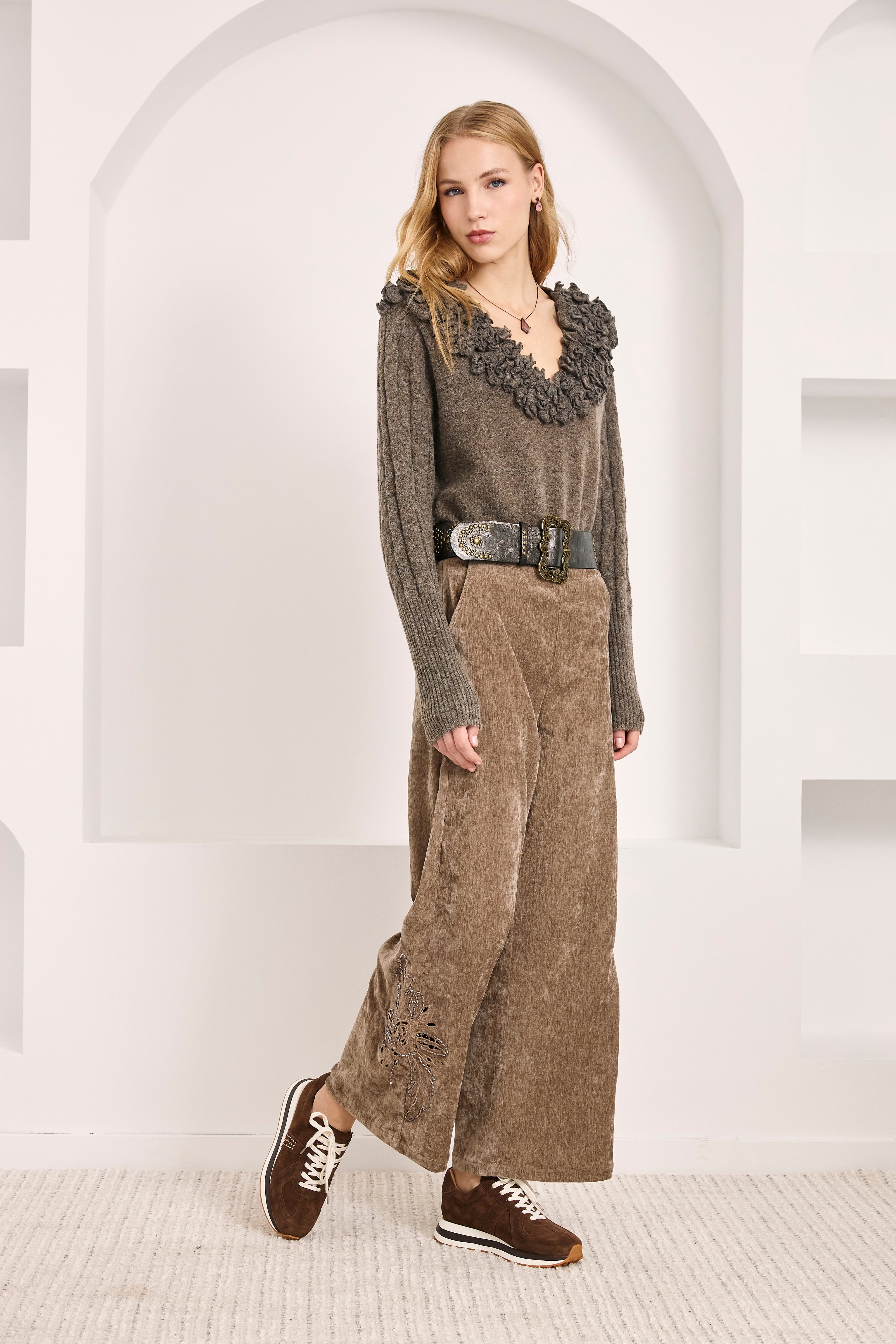 NEKANE · Pantalón de terciopelo con bordado