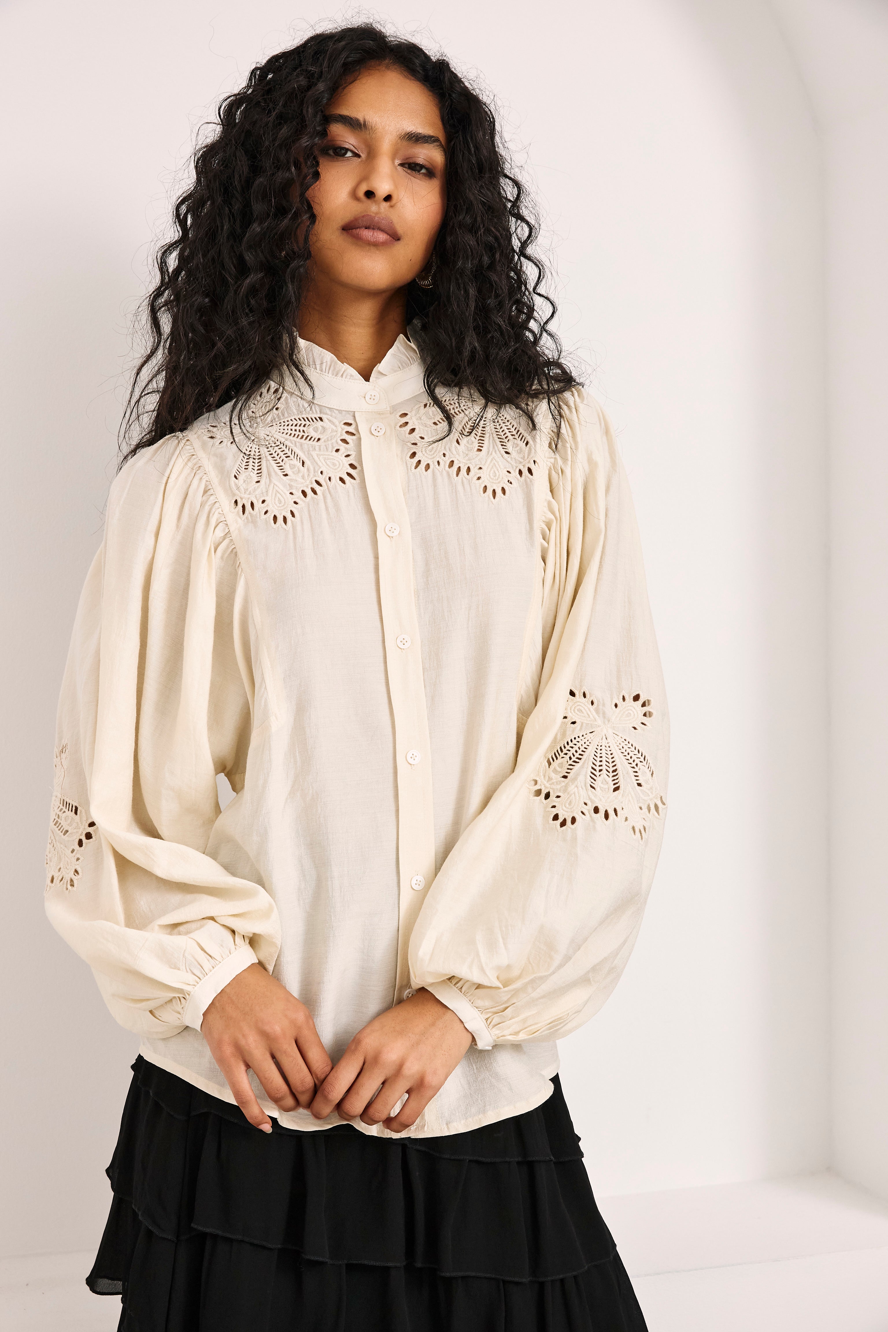 NEKANE · Blusa de manga globo con bordados