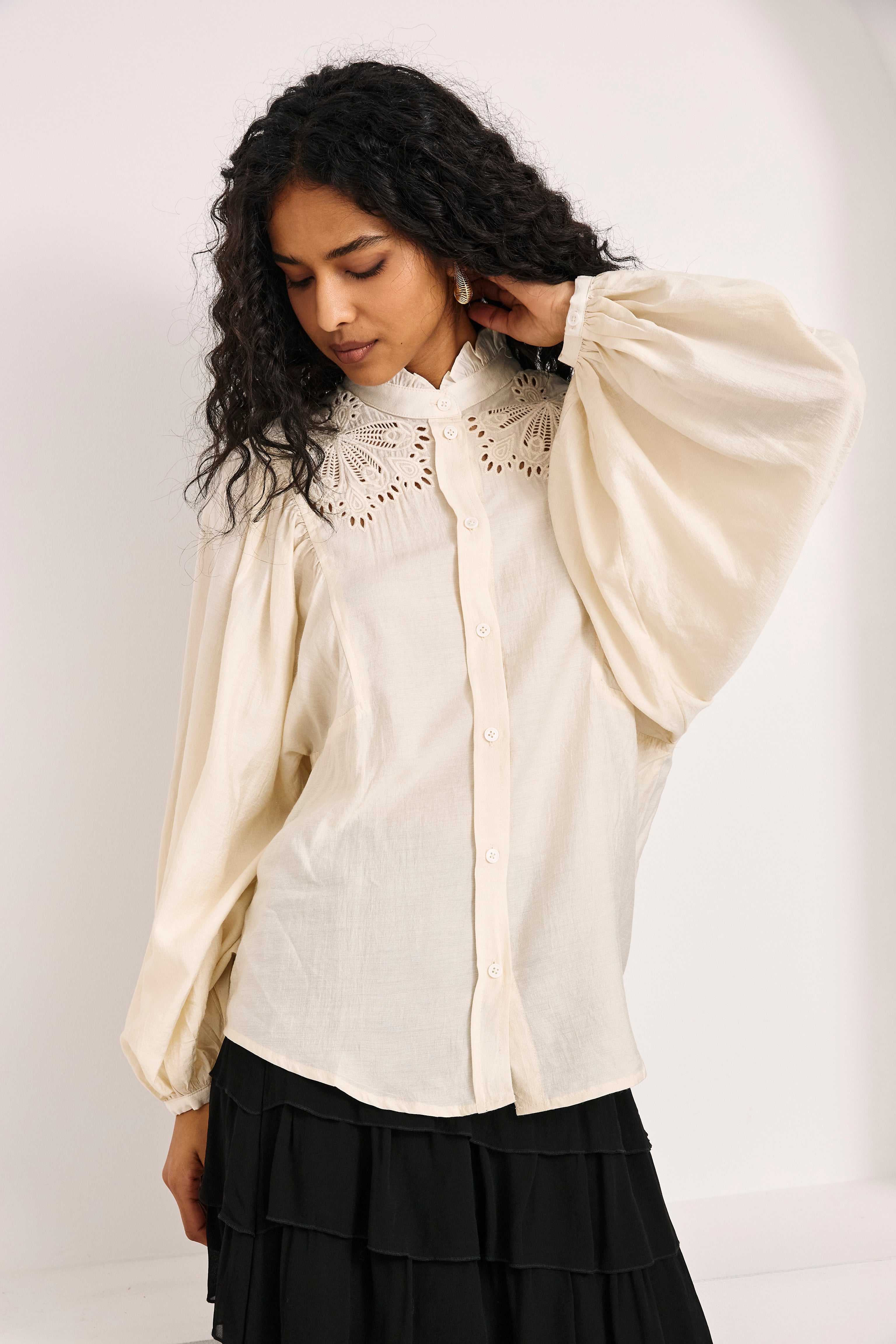 NEKANE · Blusa de manga globo con bordados - Imagen 4