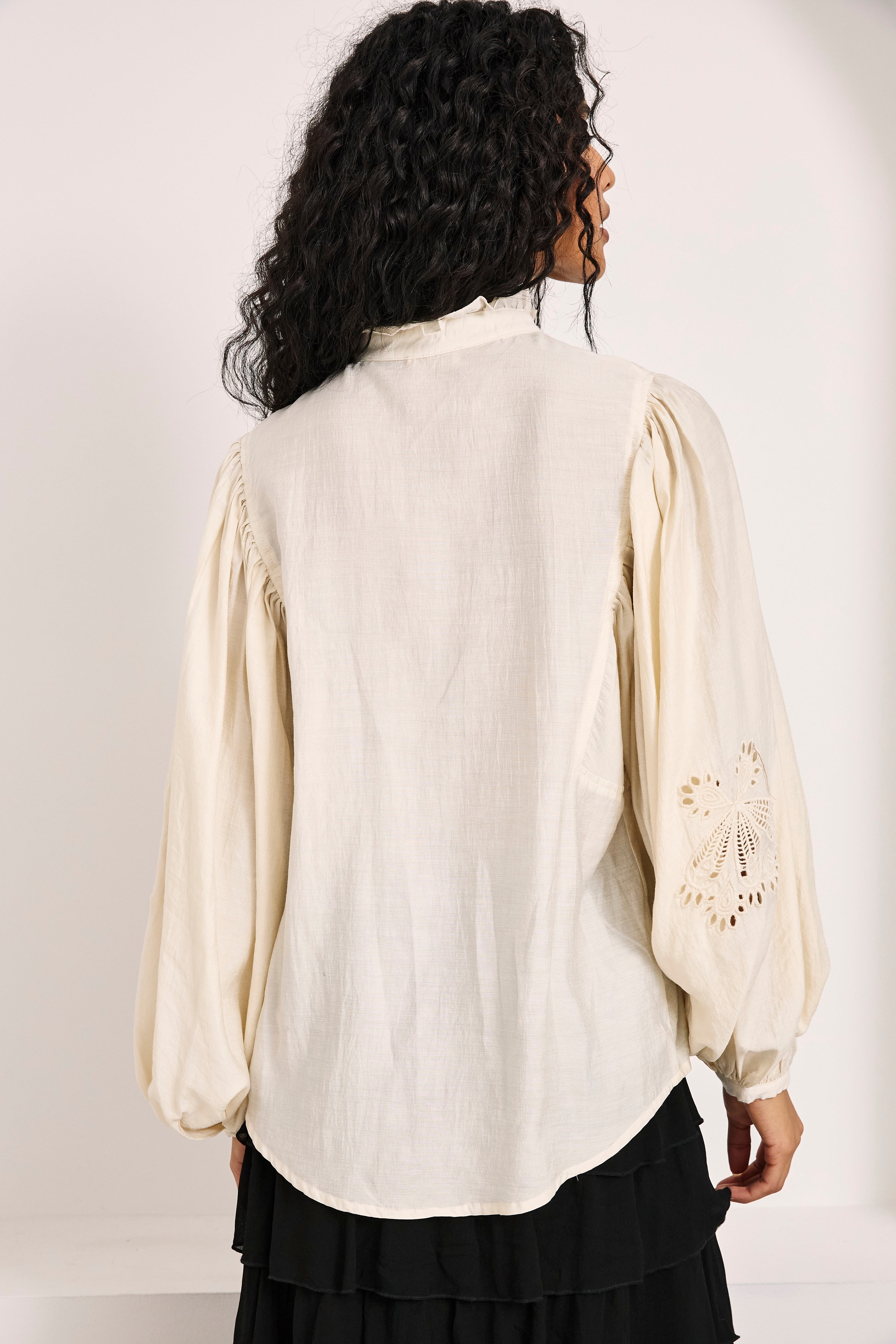 NEKANE · Blusa de manga globo con bordados - Imagen 6
