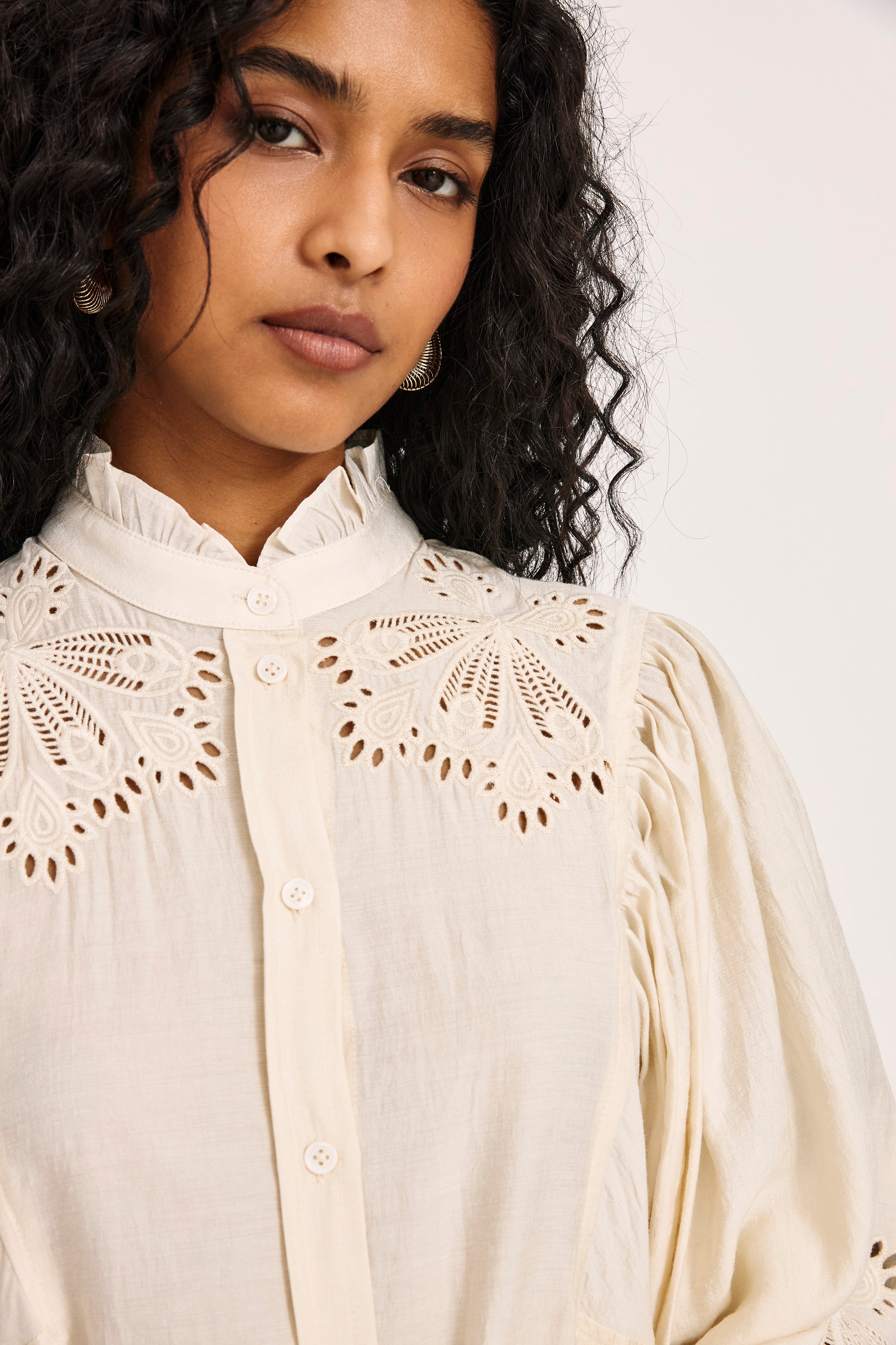 NEKANE · Blusa de manga globo con bordados - Imagen 2