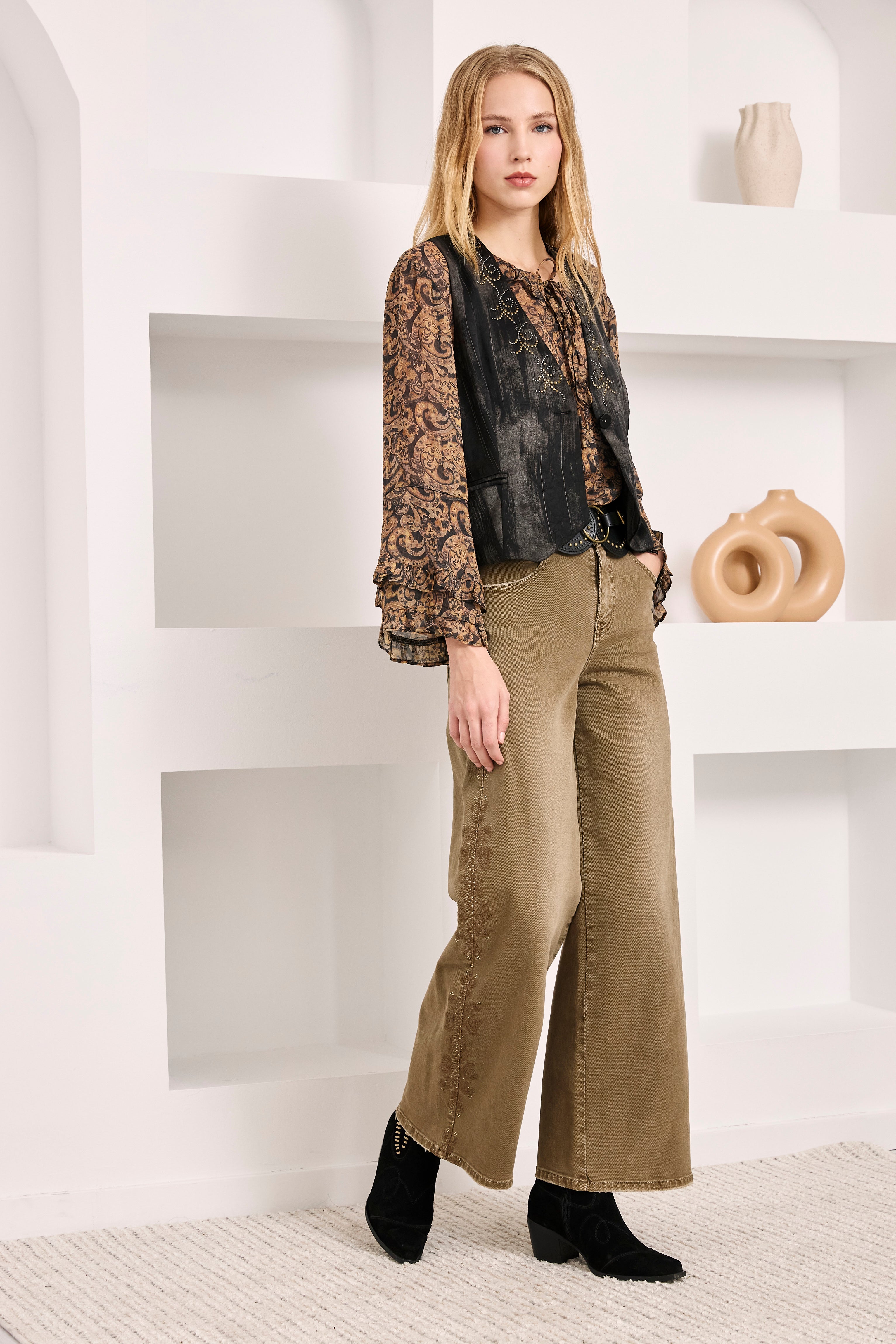 NEKANE · Jeans acampanados con bordados