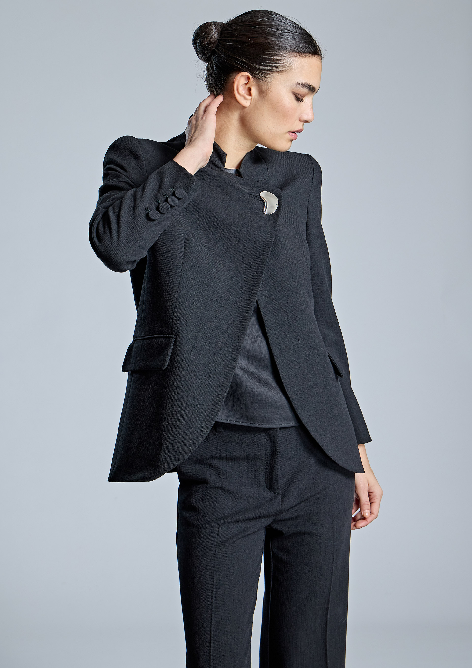 ALBA CONDE · Blazer cruzada con botón joya