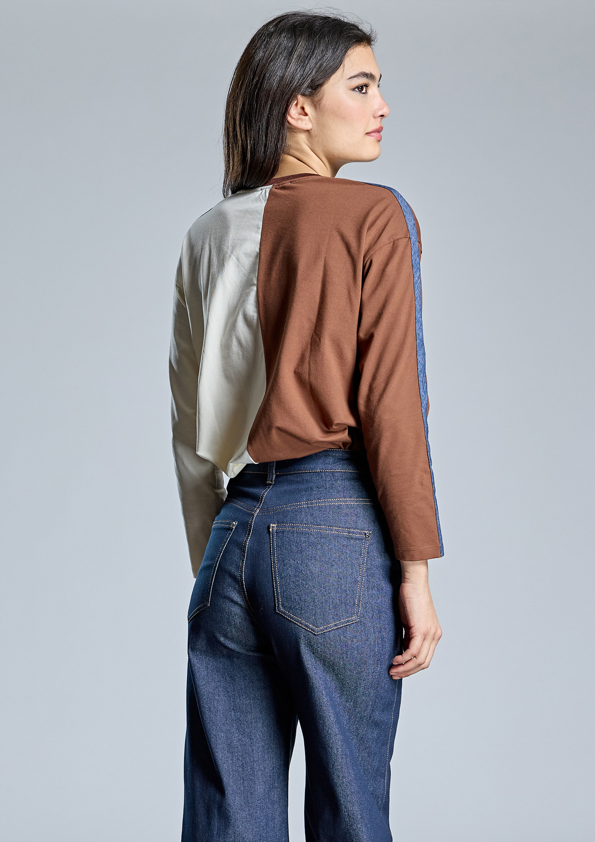 ALBA CONDE · Camiseta bicolor con bordado - Imagen 2