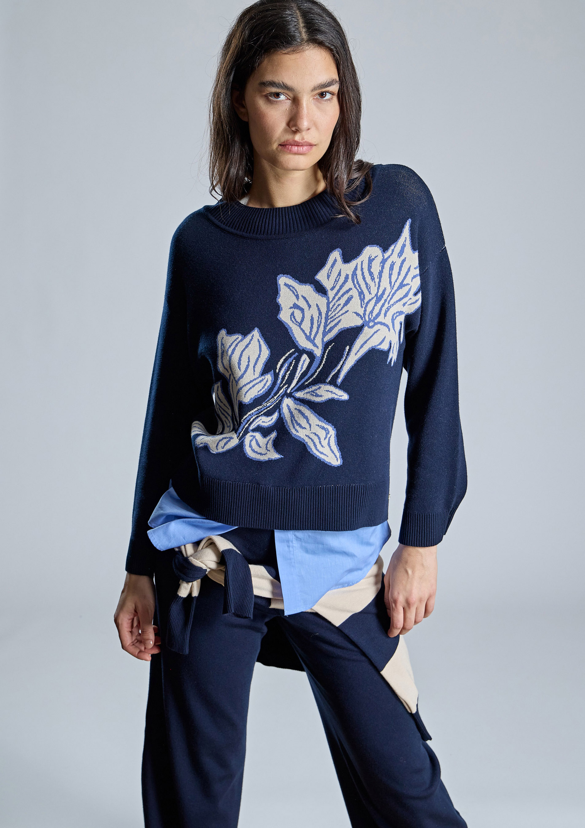 ALBA CONDE · Jersey de flores con bajo camisero