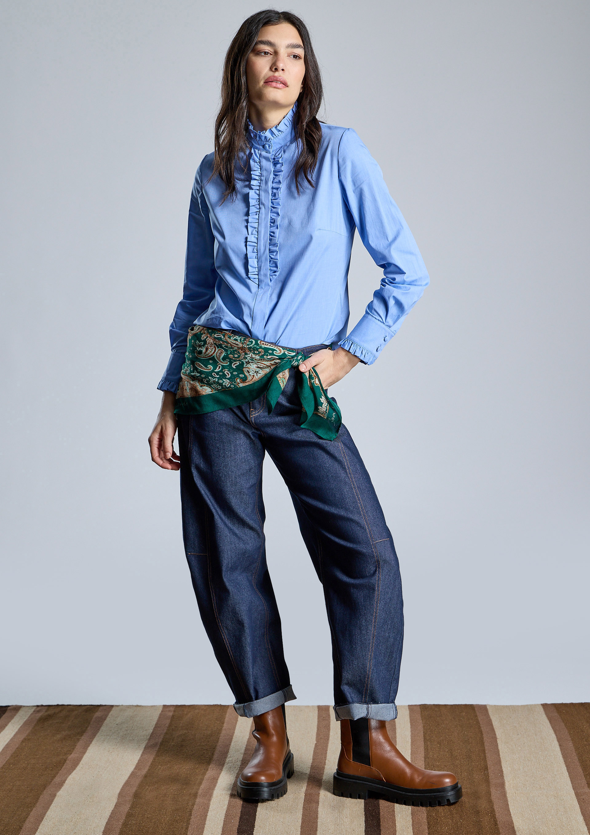 ALBA CONDE · Jeans barrel con costuras curvas