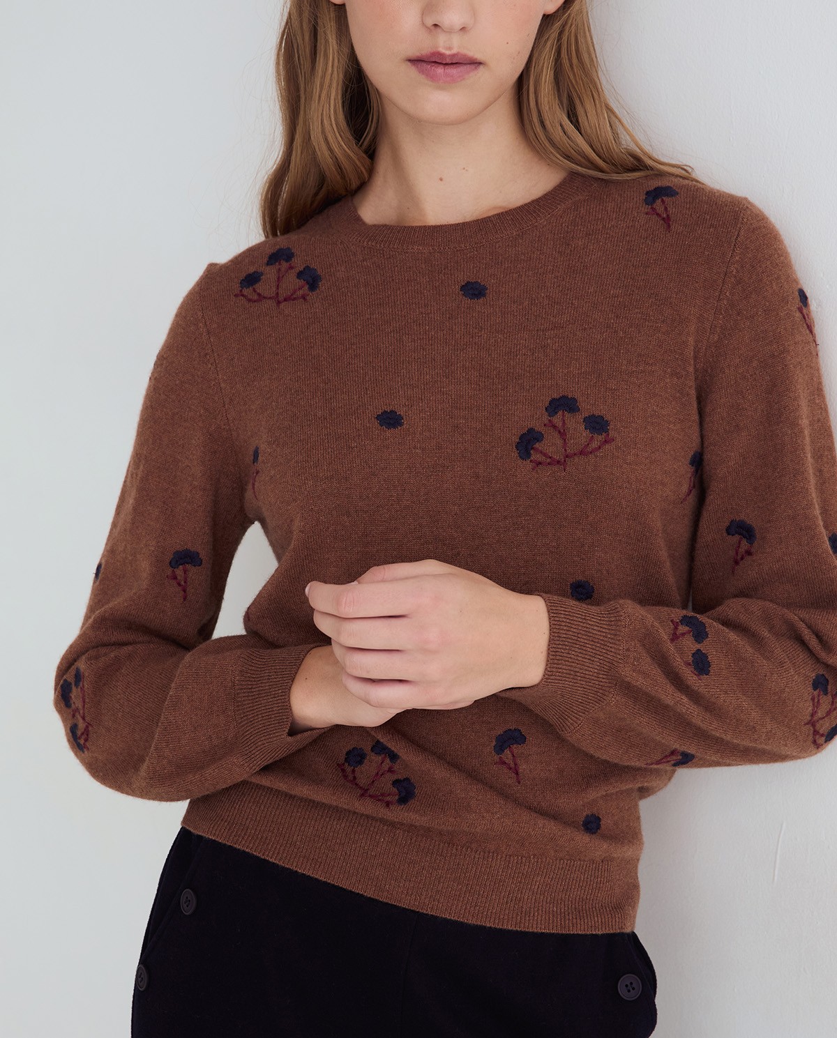 YERSE · Jersey con flores bordadas