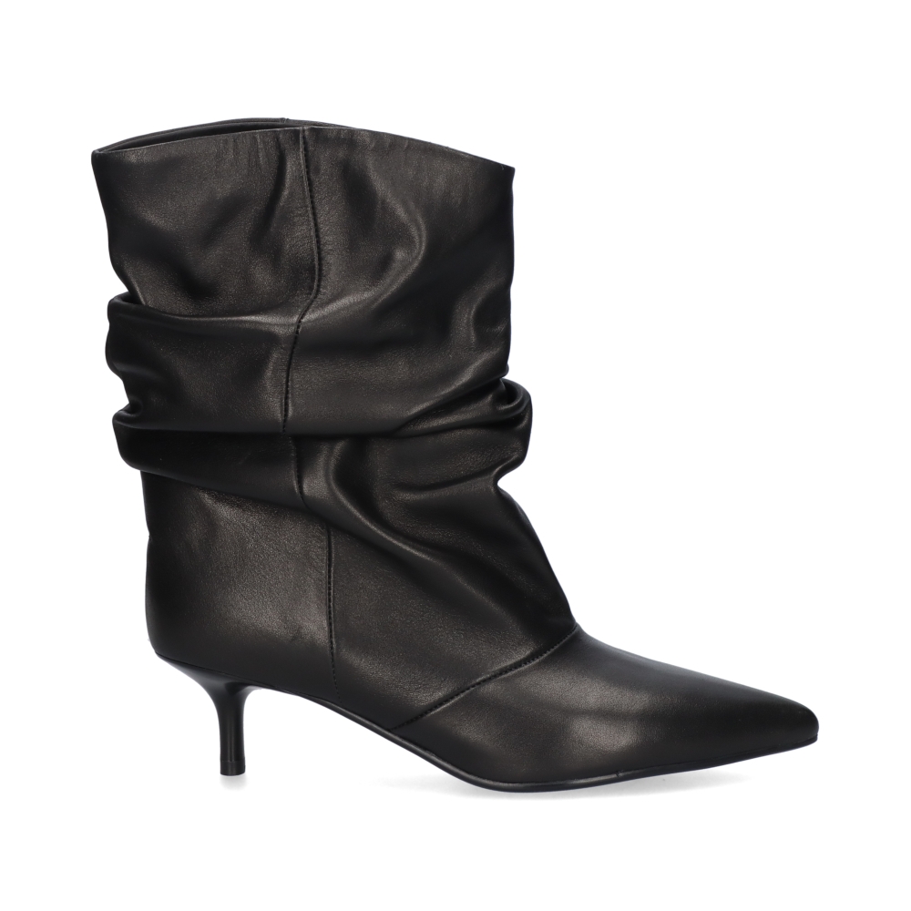 EXÉ Shoes · Botín de piel con caña arrugada en negro